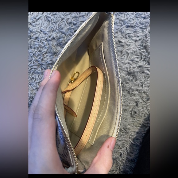 Louis Vuitton - Picture 7 of 10